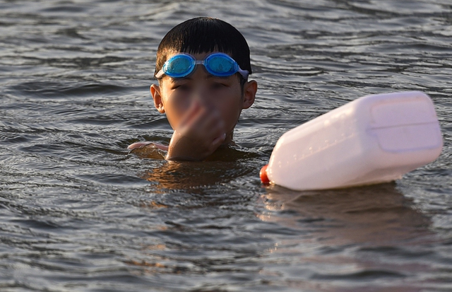 Ảnh: Hà Nội nắng nóng 37 độ C, người lớn, trẻ em biến hồ Linh Đàm thành bãi tắm để giải nhiệt - Ảnh 9.