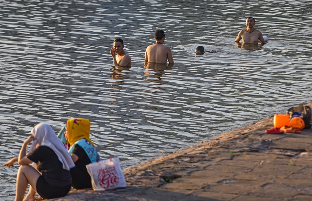 Ảnh: Hà Nội nắng nóng 37 độ C, người lớn, trẻ em biến hồ Linh Đàm thành bãi tắm để giải nhiệt - Ảnh 10.