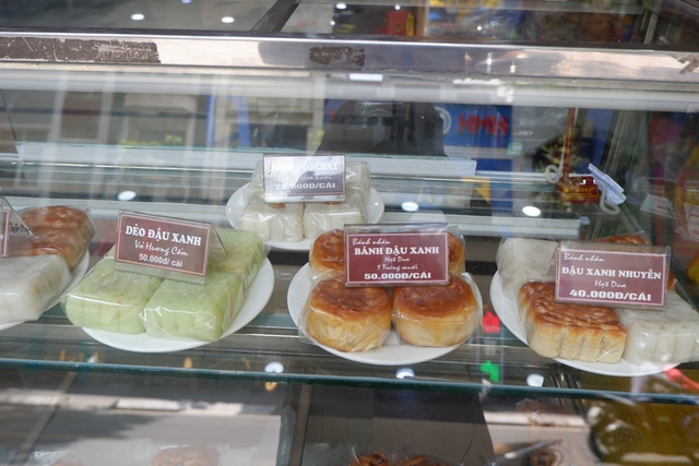 Hà Nội: Bánh Trung thu xuống phố, giá nhỉnh hơn so với năm ngoái - Ảnh 8.