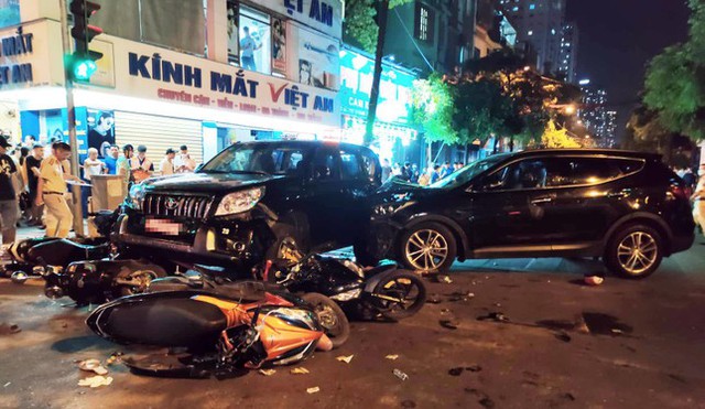  Tai nạn liên hoàn trên phố Ngô Thì Nhậm, nhiều người thương vong  - Ảnh 1.