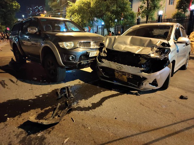  Tai nạn liên hoàn trên phố Ngô Thì Nhậm, nhiều người thương vong  - Ảnh 2.