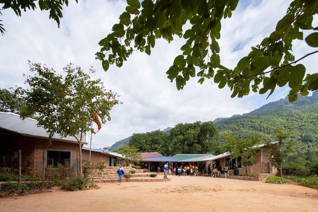 Ngôi trường ở Sơn La như bông hoa giữa núi đồi, được xây từ đá cuội người dân nhặt bên suối - Ảnh 2.