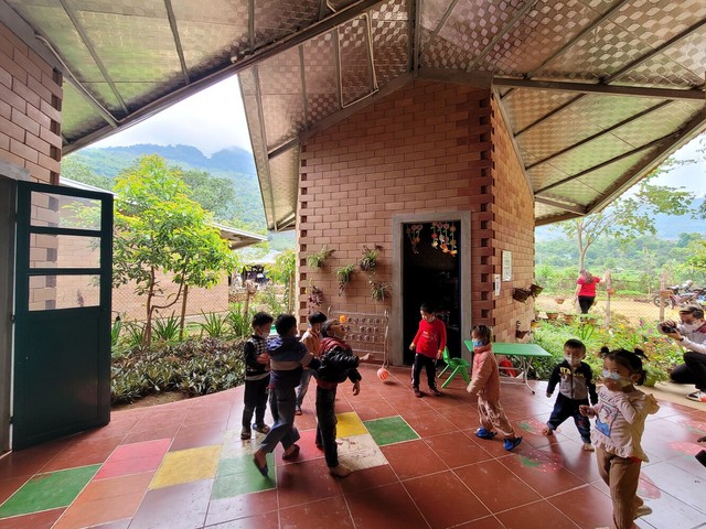 Ngôi trường ở Sơn La như bông hoa giữa núi đồi, được xây từ đá cuội người dân nhặt bên suối - Ảnh 5.