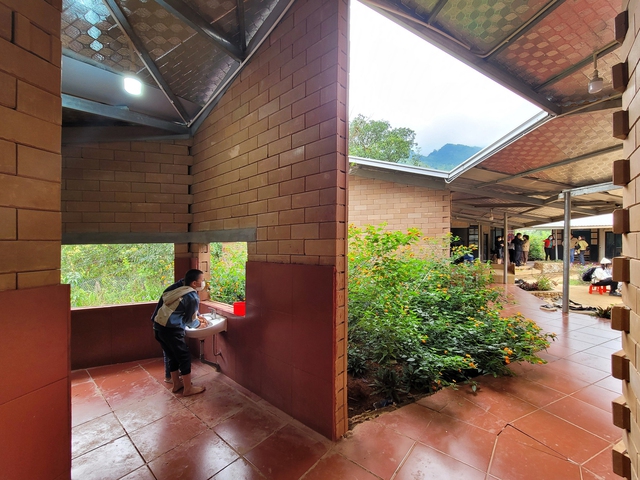 Ngôi trường ở Sơn La như bông hoa giữa núi đồi, được xây từ đá cuội người dân nhặt bên suối - Ảnh 6.