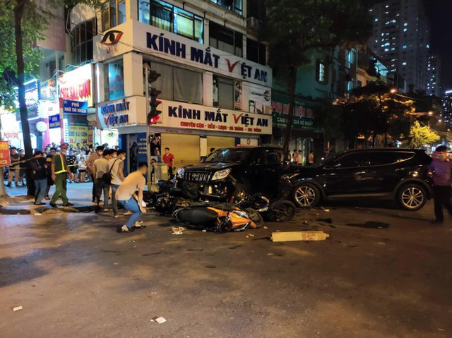  Tai nạn liên hoàn trên phố Ngô Thì Nhậm, nhiều người thương vong  - Ảnh 3.