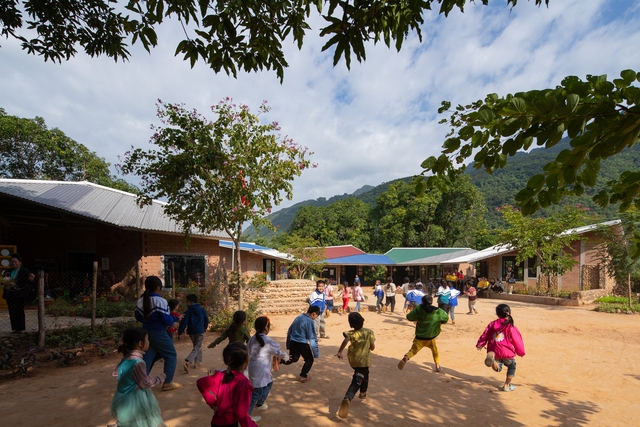 Ngôi trường ở Sơn La như bông hoa giữa núi đồi, được xây từ đá cuội người dân nhặt bên suối - Ảnh 4.
