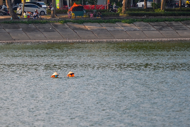  Giữa trời nắng chang chang, bất chấp biển cấm, người dân đội nón bơi ra giữa hồ Linh Đàm - Ảnh 3.