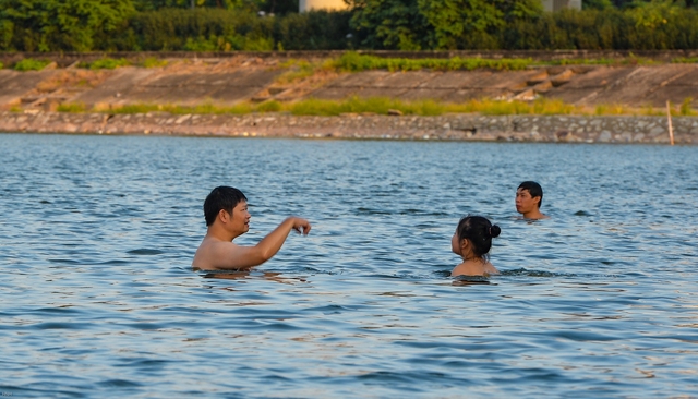  Giữa trời nắng chang chang, bất chấp biển cấm, người dân đội nón bơi ra giữa hồ Linh Đàm - Ảnh 5.