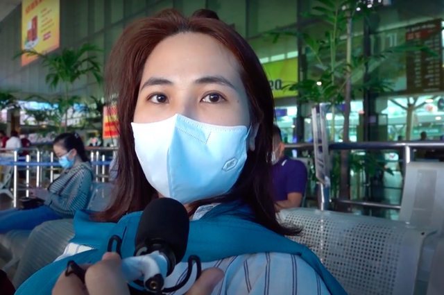  Clip: Hành khách ở Tân Sơn Nhất nói sẽ gọi ngay nhân viên an ninh, đề nghị cấm bay những TikToker làm trò - Ảnh 7.