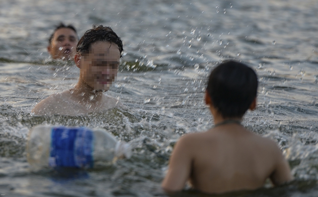  Giữa trời nắng chang chang, bất chấp biển cấm, người dân đội nón bơi ra giữa hồ Linh Đàm - Ảnh 6.