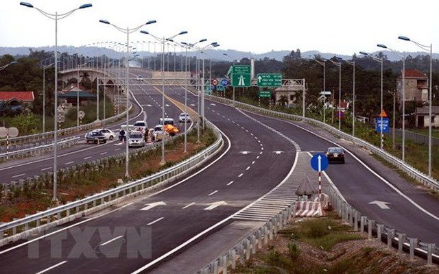 Các phương tiện lưu thông trên tuyến đường cao tốc Nội Bài - Lào Cai. Ảnh: Huy Hùng/TTXVN