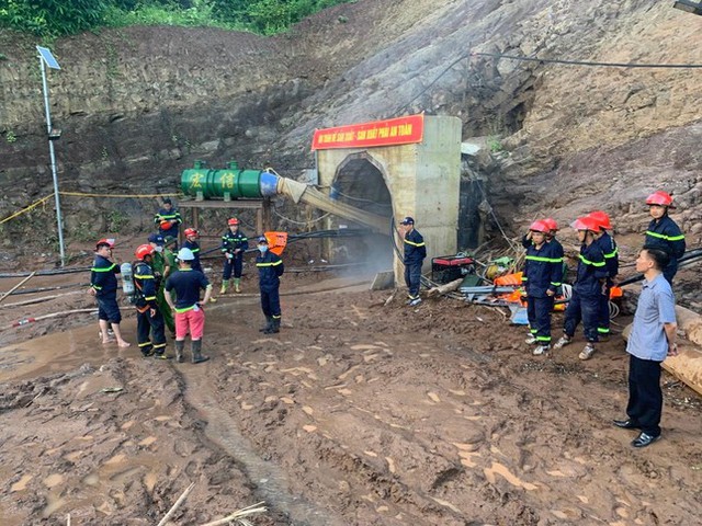  Hình ảnh hiện trường vụ công nhân mắc kẹt trong đường hầm dài 200m ngập nước ở Điện Biên  - Ảnh 4.