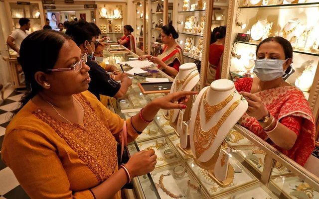 Ấn Độ- quốc gia tiêu thụ vàng lớn thứ 2 thế giới, đã bất ngờ tăng thuế nhập khẩu vàng từ 7,5% lên 12,5%.