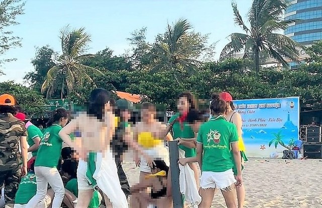 Nhóm nữ du khách cởi áo ngực chơi team building ở bãi biển: Làm bản tường trình, xin lỗi  - Ảnh 1.