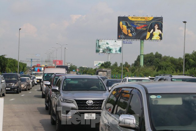  Thu phí không dừng, cao tốc TPHCM – Long Thành vẫn ùn tắc cục bộ ngày cuối tuần  - Ảnh 2.