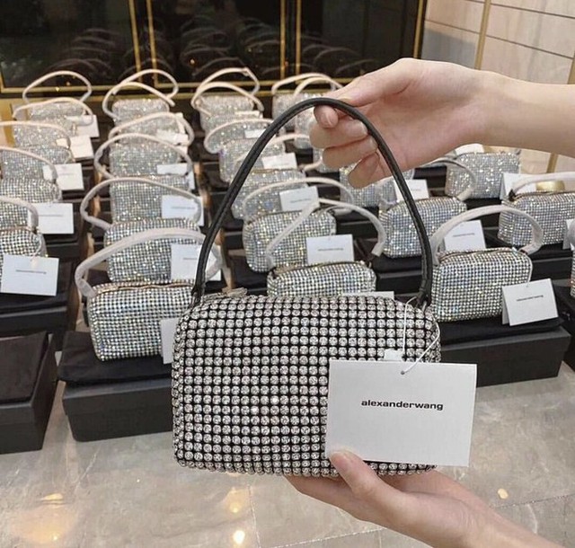 4 mẫu túi hiệu vẫn lên hương giữa cơn bão Chanel, Hermès: Thiết kế ngầu, giá êm ví lại hớp hồn cả loạt sao hạng A - Ảnh 11.