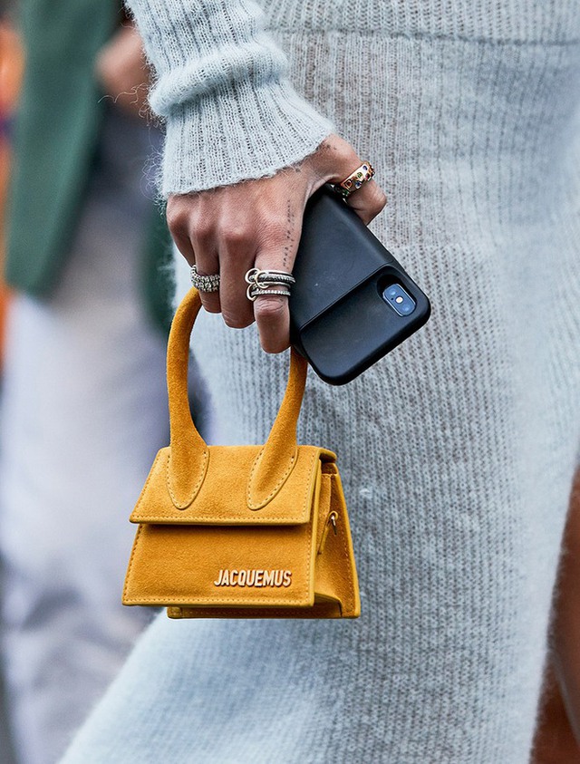 4 mẫu túi hiệu vẫn lên hương giữa cơn bão Chanel, Hermès: Thiết kế ngầu, giá êm ví lại hớp hồn cả loạt sao hạng A - Ảnh 20.
