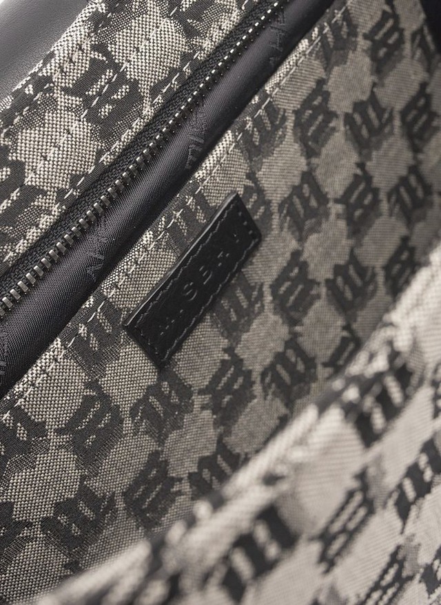 4 mẫu túi hiệu vẫn lên hương giữa cơn bão Chanel, Hermès: Thiết kế ngầu, giá êm ví lại hớp hồn cả loạt sao hạng A - Ảnh 30.