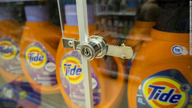 Mỹ: Tình trạng ăn cắp vặt diễn ra triền miên, kem đánh răng, bột giặt nay cũng phải khoá trong tủ kính  - Ảnh 2.