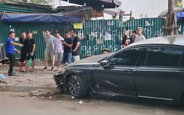 Mercedes-Benz S450 mất lái, tông ô tô BMW và nhiều xe máy ở Hà Nội