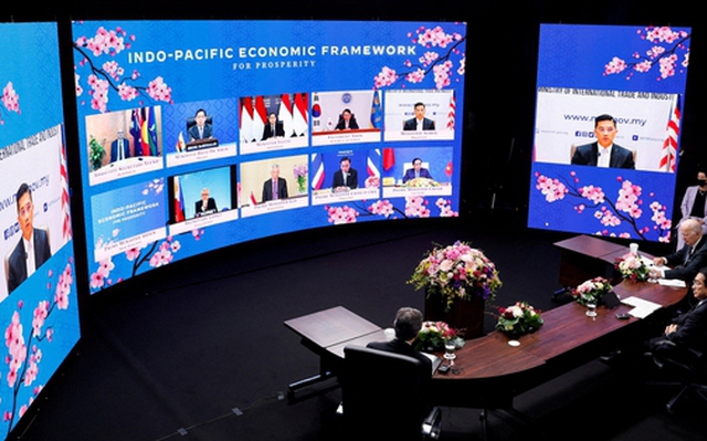 Tổng thống Joe Biden và Thủ tướng Nhật Bản Kishida Fumio họp trực tuyến với các nhà lãnh đạo khác trong sự kiện công bố IPEF ở Tokyo hôm 23-5. Ảnh: Reuters
