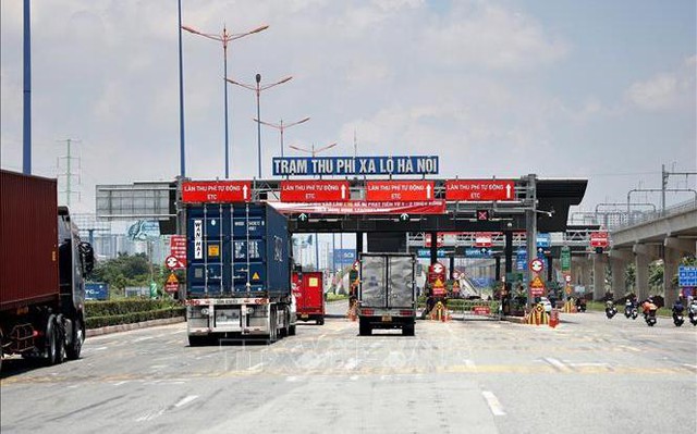 Các phương tiện giao thông qua Trạm thu phí không dừng ETC trên Xa lộ Hà Nội. Ảnh: Hồng Đạt/TTXVN