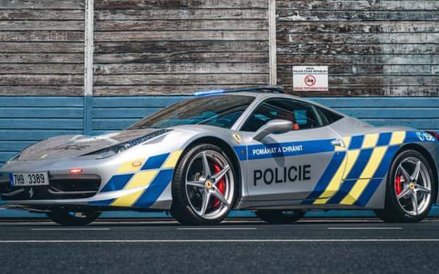 Siêu xe tuần tra Ferrari của cảnh sát Séc. Ảnh: Cảnh sát Cộng hòa Séc