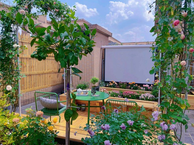 Cặp vợ chồng trẻ cùng nhau biến sân thượng thành khu vườn nghỉ ngơi kiêm rạp chiếu phim ngoài trời - Ảnh 1.