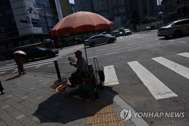 Hàn Quốc ghi nhận trường hợp tử vong do nắng nóng đầu tiên - Ảnh 1.