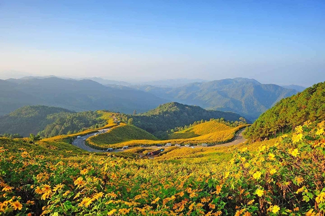 Vẻ đẹp thơ mộng đến nao lòng của cổ trấn tại Mae Hong Son, thiên đường ẩn mình xứ chùa Vàng - Ảnh 1.