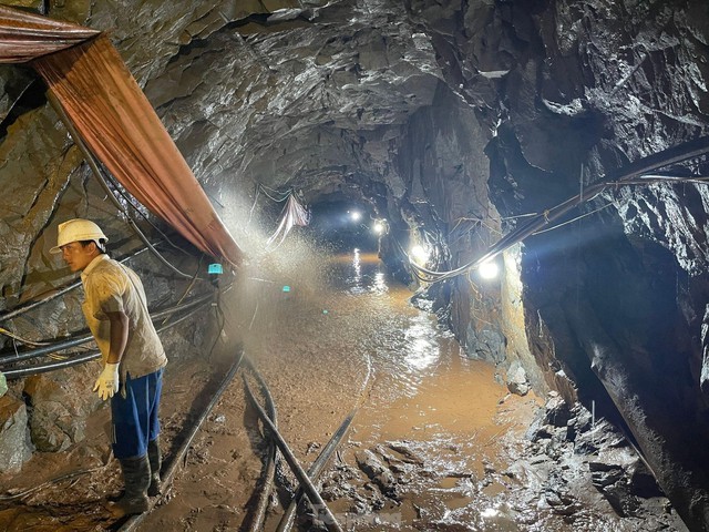 Xuyên đêm tìm kiếm công nhân bị lũ cuốn vào hầm thủy điện sâu hàng trăm mét - Ảnh 11.