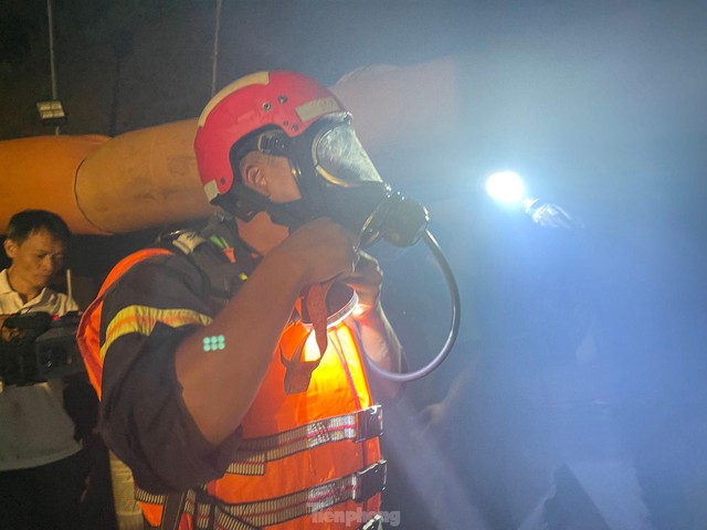 Xuyên đêm tìm kiếm công nhân bị lũ cuốn vào hầm thủy điện sâu hàng trăm mét - Ảnh 5.