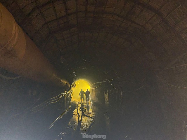 Xuyên đêm tìm kiếm công nhân bị lũ cuốn vào hầm thủy điện sâu hàng trăm mét - Ảnh 6.