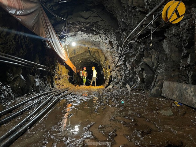 Xuyên đêm tìm kiếm công nhân bị lũ cuốn vào hầm thủy điện sâu hàng trăm mét - Ảnh 7.