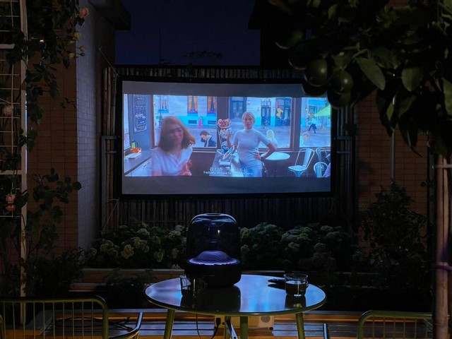 Cặp vợ chồng trẻ cùng nhau biến sân thượng thành khu vườn nghỉ ngơi kiêm rạp chiếu phim ngoài trời - Ảnh 10.