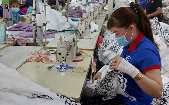 Công ty TNHH May mặc Song Ngọc (quận Bình Tân, TP HCM) đã tăng 6% mỗi bậc lương cho công nhân. Ảnh: CAO HƯỜNG