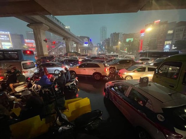 Ảnh, clip: Hà Nội mưa dông kèm tắc đường đúng giờ tan tầm, người dân nhích từng chút di chuyển về nhà - Ảnh 3.