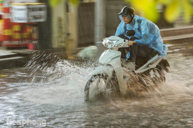 Người dân Thủ đô chật vật về nhà trong cơn mưa trắng trời - Ảnh 17.