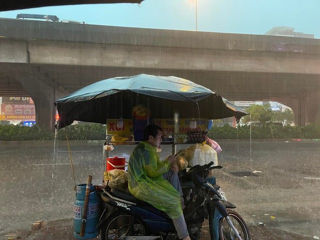 Ảnh, clip: Hà Nội mưa dông kèm tắc đường đúng giờ tan tầm, người dân nhích từng chút di chuyển về nhà - Ảnh 6.