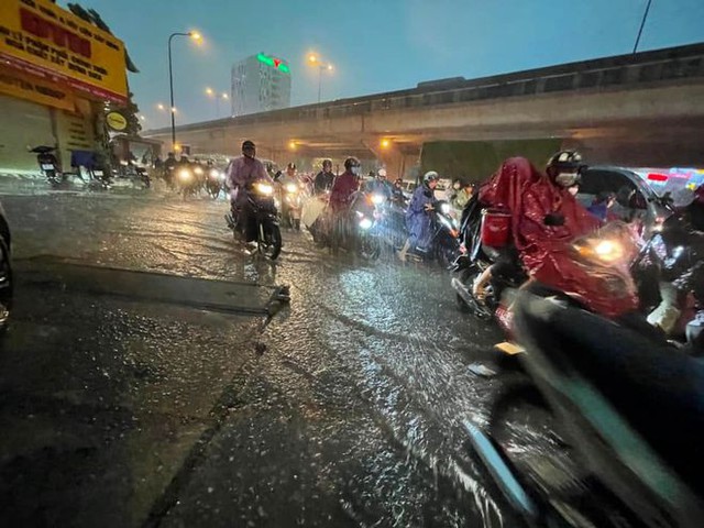 Ảnh, clip: Hà Nội mưa dông kèm tắc đường đúng giờ tan tầm, người dân nhích từng chút di chuyển về nhà - Ảnh 9.
