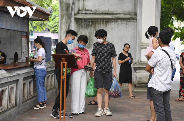 Trước ngày thi, sĩ tử đổ về nơi thờ tự để lễ cầu may - Ảnh 10.