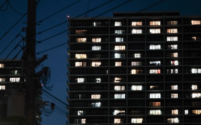 Một tòa nhà dân cư vào ban đêm ở Yao, quận Osaka. Chính phủ Nhật Bản đang kêu gọi người dân giảm tiêu thụ điện vì nắng nóng bất thường đe dọa nguồn cung cấp điện