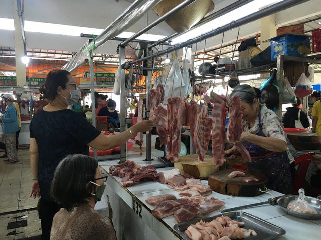 Thịt và rau củ tại TPHCM đua nhau tăng giá - Ảnh 1.