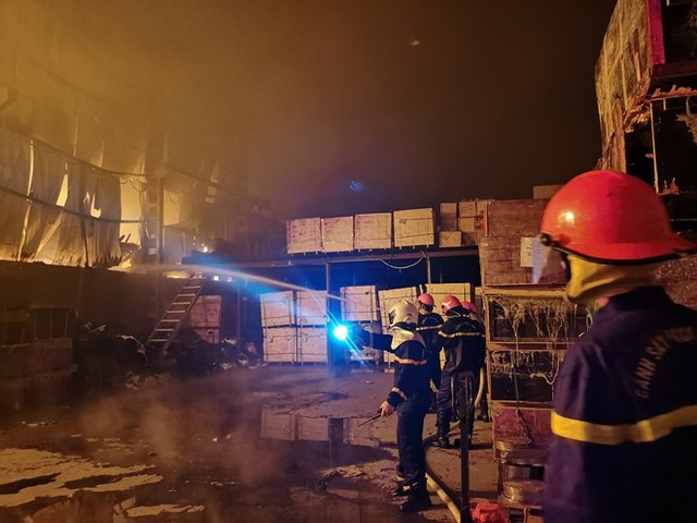  Hà Nội: Nhà xưởng rộng hàng trăm m2 bùng cháy giữa trời mưa lớn, cảnh sát điều 8 xe chữa cháy dập lửa - Ảnh 3.