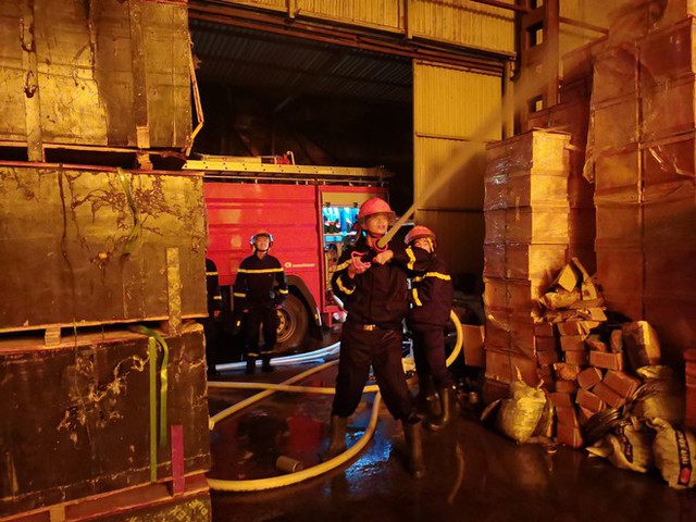  Hà Nội: Nhà xưởng rộng hàng trăm m2 bùng cháy giữa trời mưa lớn, cảnh sát điều 8 xe chữa cháy dập lửa - Ảnh 4.