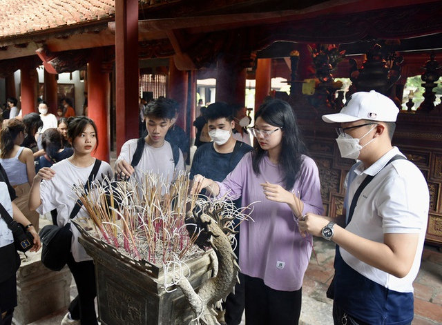 Học sinh Hà Nội xếp hàng dài, mang cả sách bút đến Văn Miếu cầu may trước kỳ thi tốt nghiệp THPT 2022 - Ảnh 5.