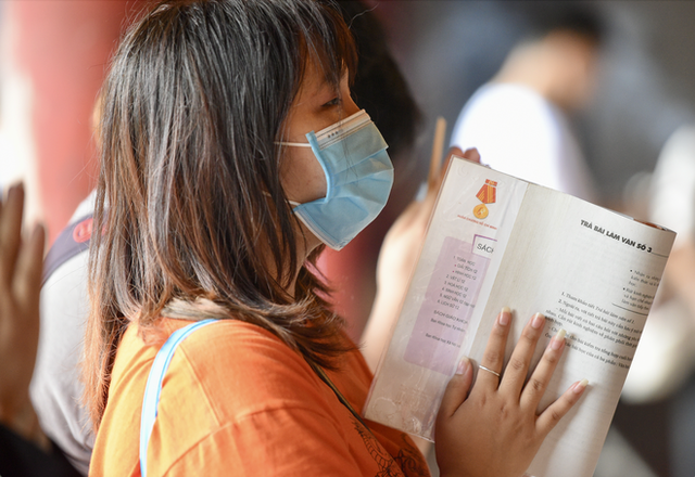 Học sinh Hà Nội xếp hàng dài, mang cả sách bút đến Văn Miếu cầu may trước kỳ thi tốt nghiệp THPT 2022 - Ảnh 8.
