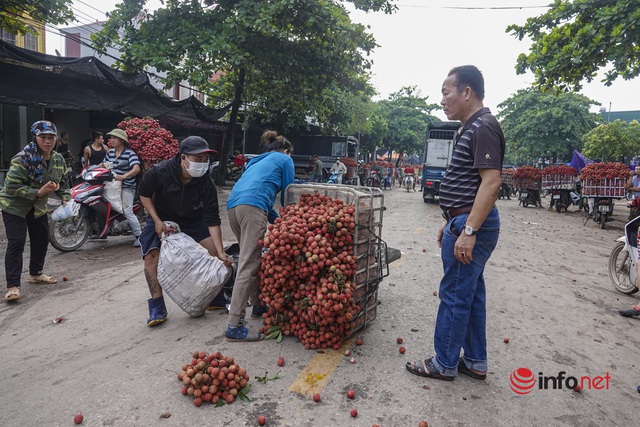 Bắc Giang: Vải vào vụ chín đỏ vườn, 5h sáng phóng xe máy cõng gần 2 tạ quả đi đổ buôn, quốc lộ 31 tắc dài - Ảnh 9.