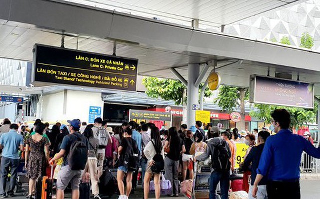 Đau đầu vì tình trạng làm giá, chèo kéo khách ở sân bay Tân Sơn Nhất
