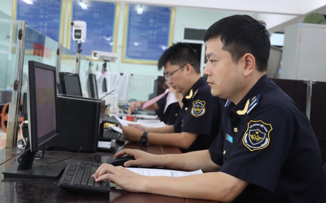 Hoạt động nghiệp vụ tại Chi cục Hải quan ga đường sắt quốc tế Lào Cai. Ảnh: TB